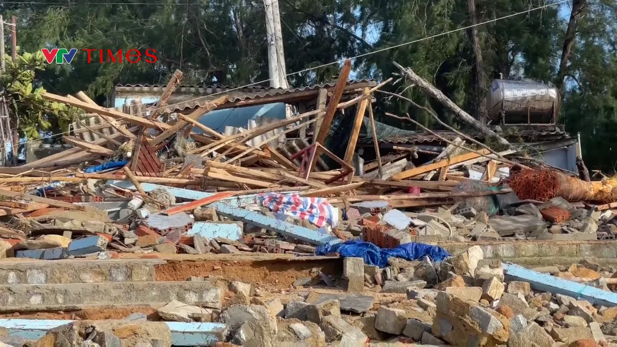 Quảng Ngãi: Sa Huỳnh tan tác sau bão, người dân thẩn thờ nhìn biển nuốt nhà - Ảnh 1.