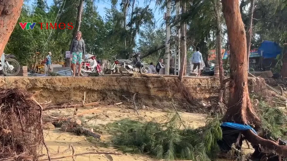 Quảng Ngãi: Sa Huỳnh tan tác sau bão, người dân thẩn thờ nhìn biển nuốt nhà - Ảnh 5.