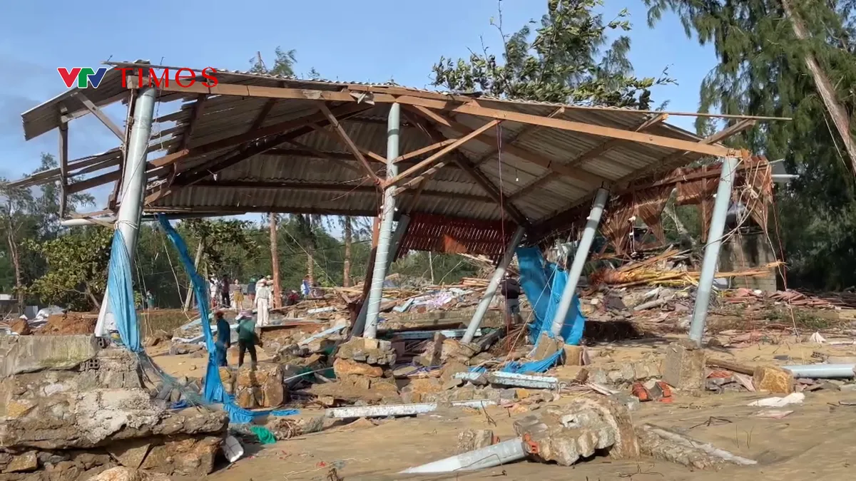 Quảng Ngãi: Sa Huỳnh tan tác sau bão, người dân thẩn thờ nhìn biển nuốt nhà - Ảnh 3.