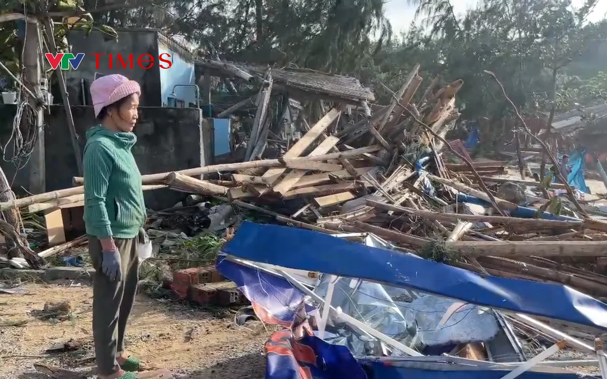 Người dân thẩn thờ nhìn biển nuốt nhà.