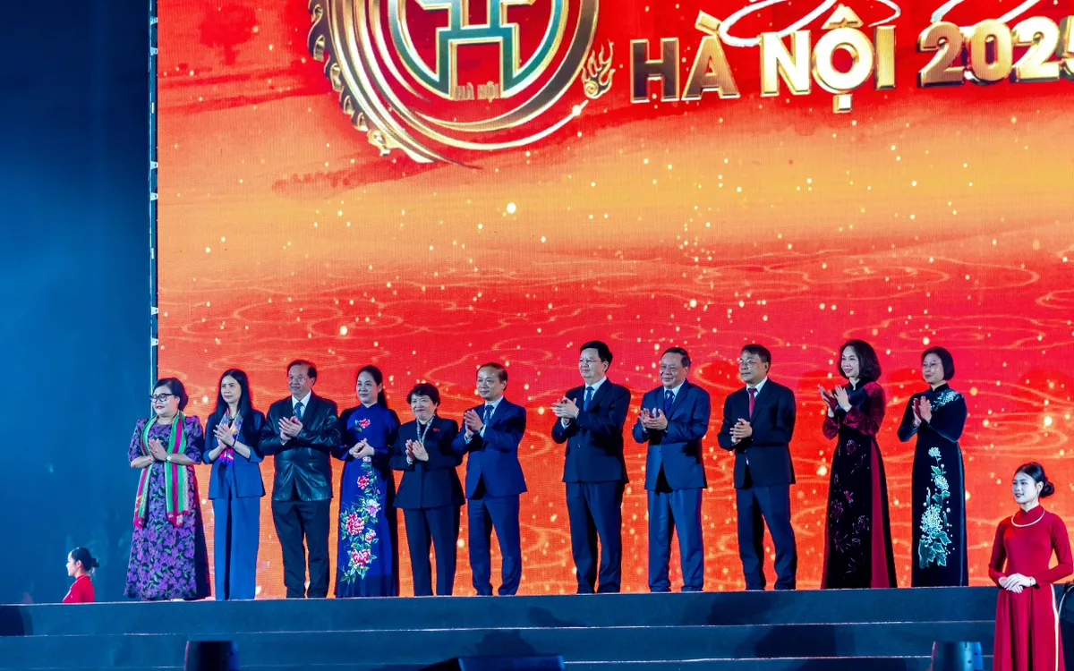 Phó Thủ tướng Mai Văn Chính và các đại biểu thực hiện nghi thức khai mạc Festival