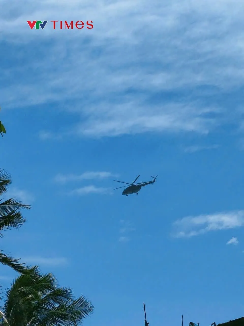 Trực thăng Không quân tìm kiếm 3 nạn nhân bị mất tích ở đảo Lý Sơn, Quảng Ngãi- Ảnh 1. Trực thăng Không quân tìm kiếm 3 nạn nhân bị mất tích ở đảo Lý Sơn, Quảng Ngãi- Ảnh 1.