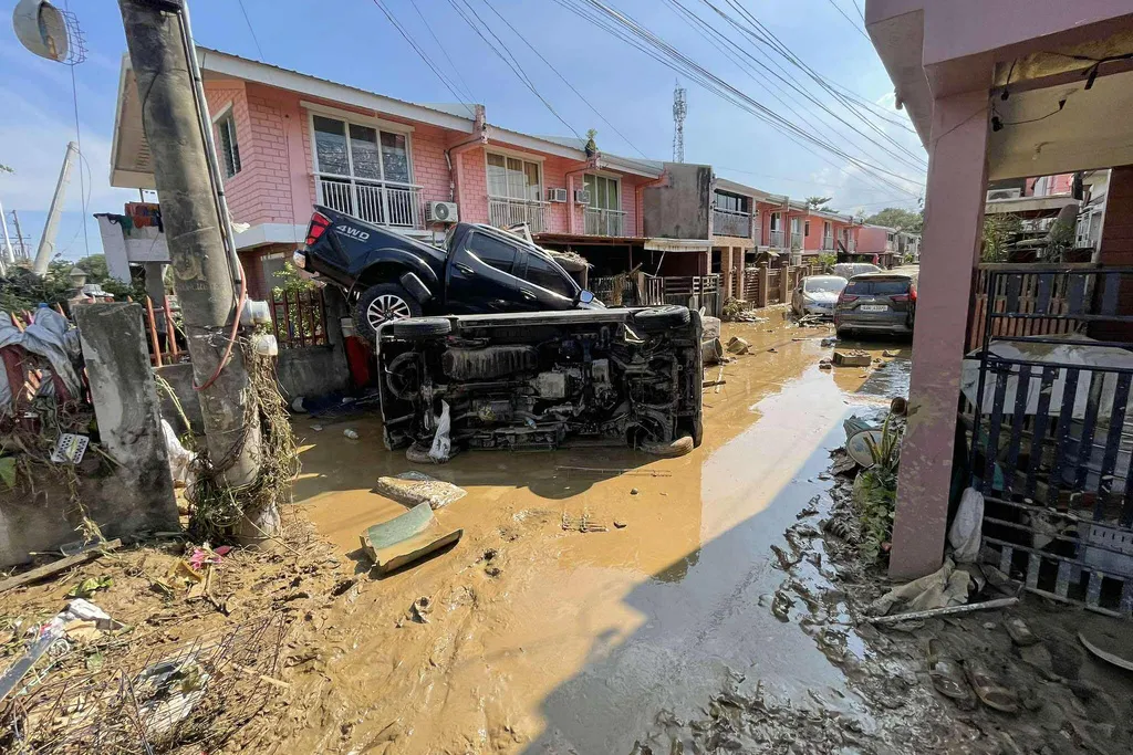 Bão Kalmaegi gây hậu quả nghiêm trọng về tài sản và hàng trăm sinh mạng ở Philippines - Ảnh 1. Bão Kalmaegi gây hậu quả nghiêm trọng về tài sản và hàng trăm sinh mạng ở Philippines - Ảnh 1.
