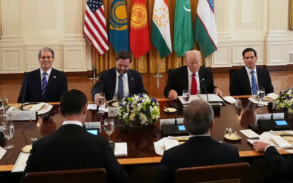 Tổng thống Donald Trump (ở giữa bên trái) tham dự bữa tối với các nhà lãnh đạo từ các quốc gia Trung Á, ngày 6/11/2025 tại Phòng phía Đông của Nhà Trắng ở Washington (Ảnh: AP)