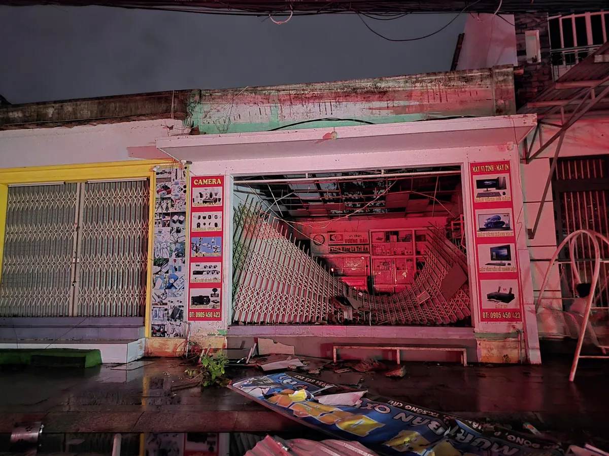 Đắk Lắk di dời 8.000 người, hàng loạt căn nhà sập, cây bật gốc vì bão số 13- Ảnh 2. Đắk Lắk di dời 8.000 người, hàng loạt căn nhà sập, cây bật gốc vì bão số 13- Ảnh 2.