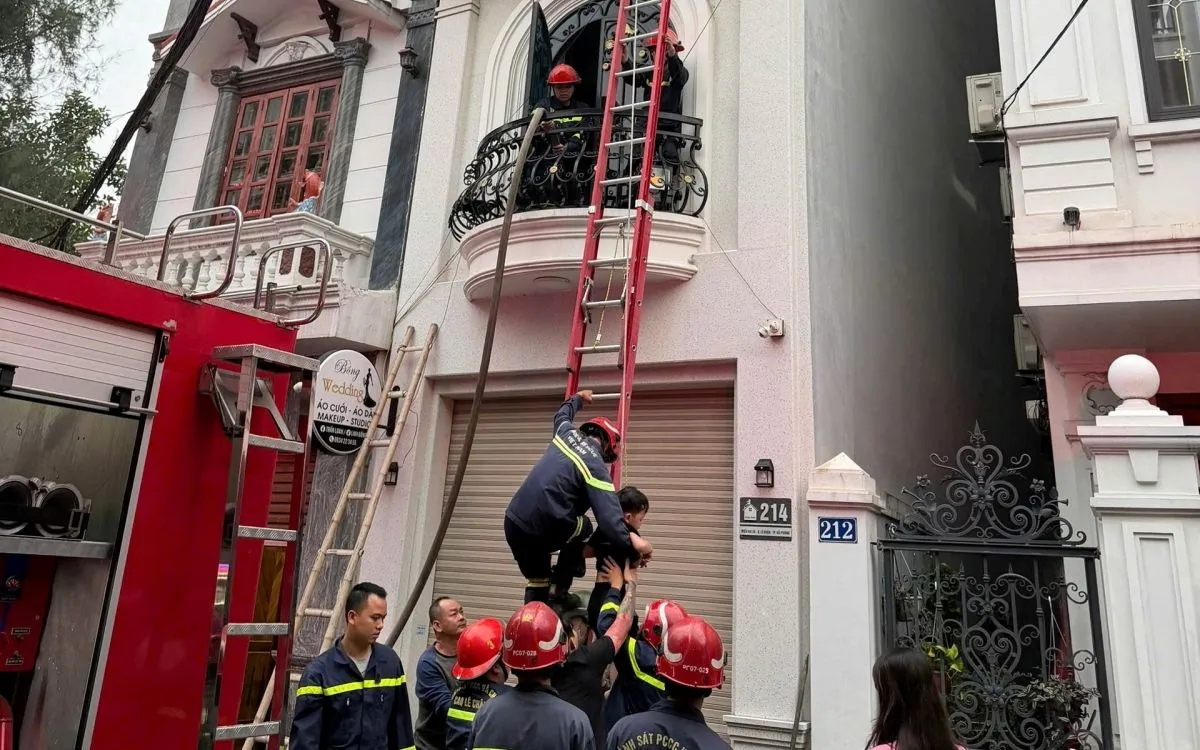 Hai người mắc kẹt trong đám cháy được đưa ra bằng cầu thang bộ và 1 người được đưa qua thang chữa cháy bên ngoài. 