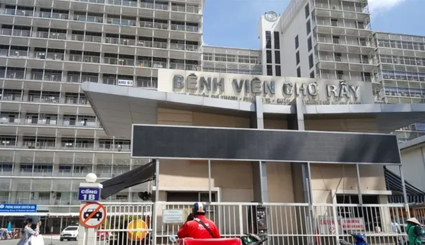 Nam thanh niên 17 tuổi ở Lâm Đồng bị chém đứt lìa bàn tay - Ảnh 1.