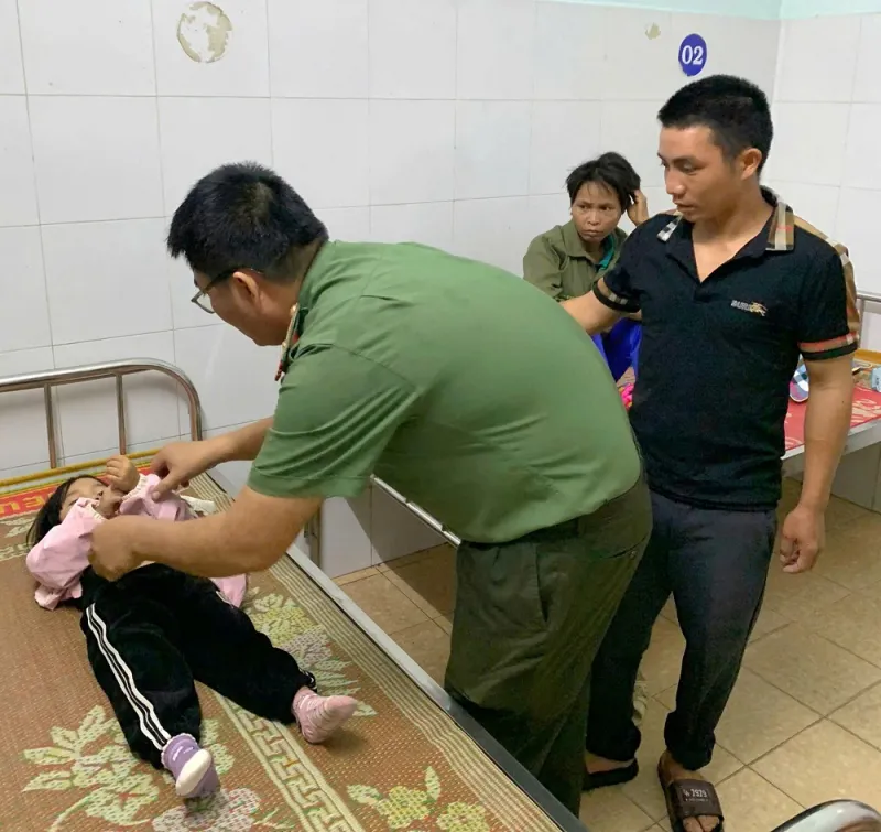 Công an băng rừng 45km đưa bé gái 3 tuổi đi cấp cứu trong đêm mưa bão- Ảnh 1. Công an băng rừng 45km đưa bé gái 3 tuổi đi cấp cứu trong đêm mưa bão- Ảnh 1.