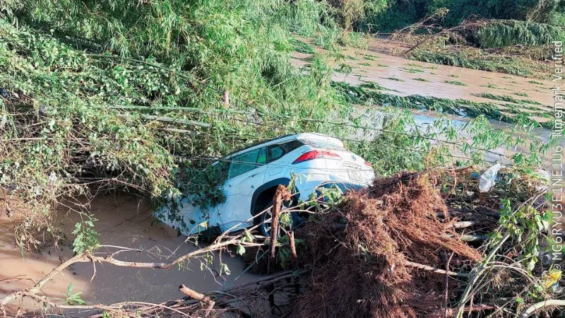 Công an băng rừng 45km đưa bé gái 3 tuổi đi cấp cứu trong đêm mưa bão- Ảnh 2. Công an băng rừng 45km đưa bé gái 3 tuổi đi cấp cứu trong đêm mưa bão- Ảnh 2.