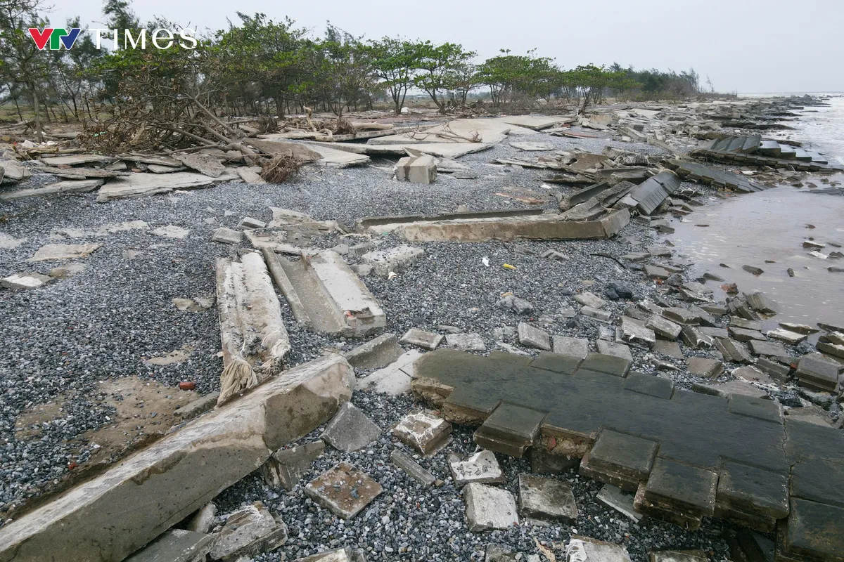 Ninh Bình: Bờ kè tiền tỷ tan hoang sau mưa bão - Ảnh 1.