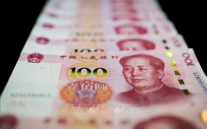Đồng tiền giấy mệnh giá 100 Nhân dân tệ ở Bắc Kinh, Trung Quốc. Ảnh: AFP/TTXVN