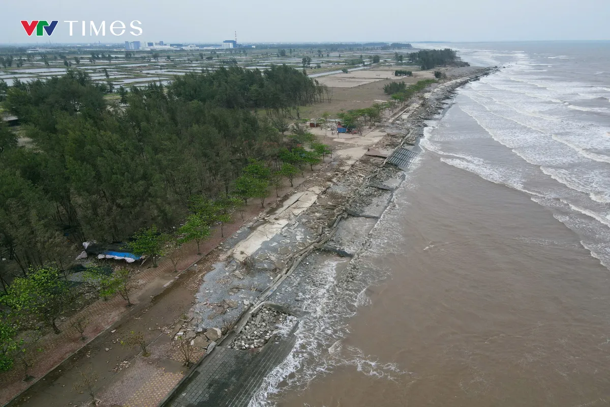 Ninh Bình: Bờ kè tiền tỷ tan hoang sau mưa bão - Ảnh 4.