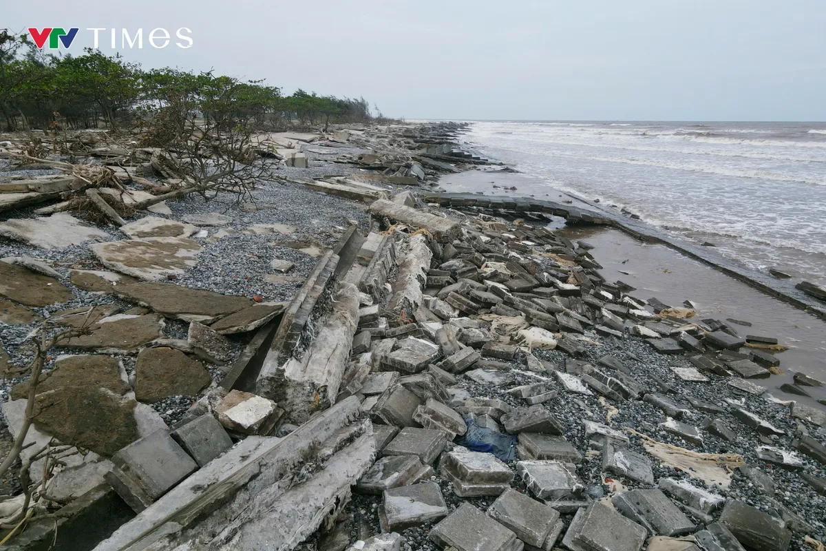 Ninh Bình: Bờ kè tiền tỷ tan hoang sau mưa bão - Ảnh 3.