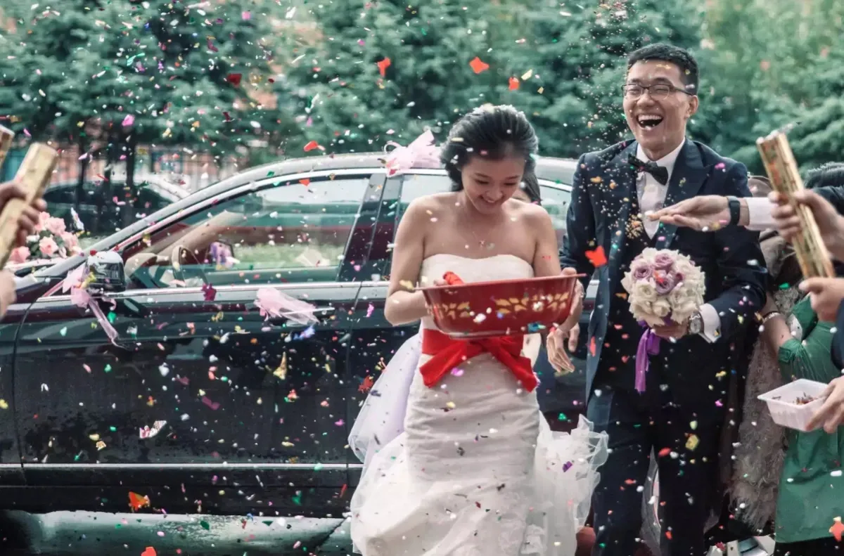 Trung Quốc tung ra những địa điểm tổ chức đám cưới độc đáo để khuyến khích kết hôn - Ảnh 1.