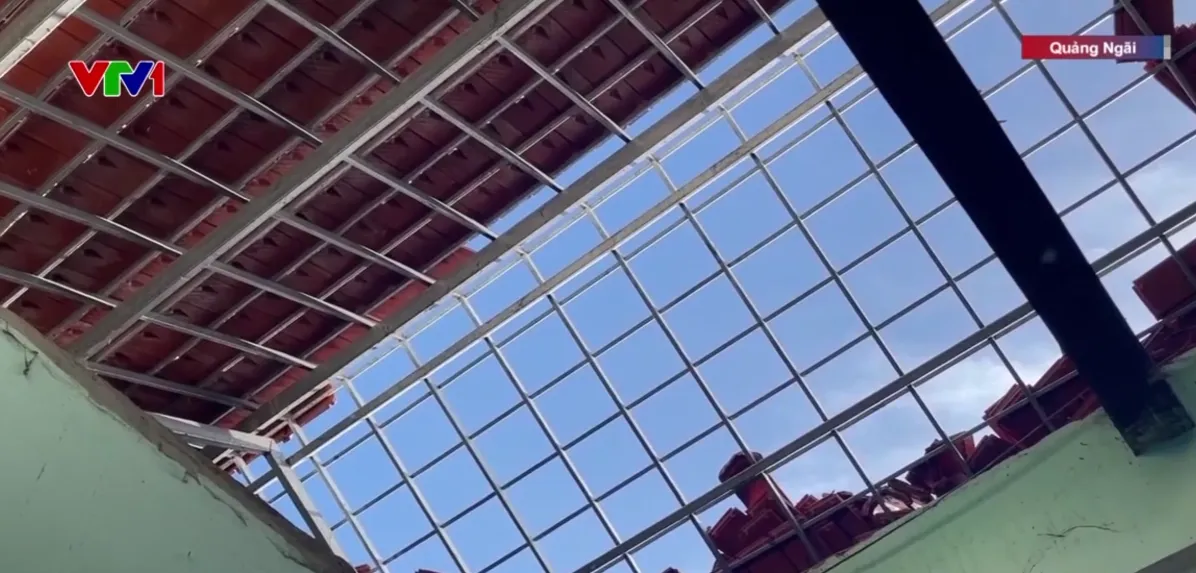 Lốc xoáy cuốn sập hàng chục nhà dân ven biển Quảng Ngãi, nhiều khu dân cư ngập sâu- Ảnh 1.