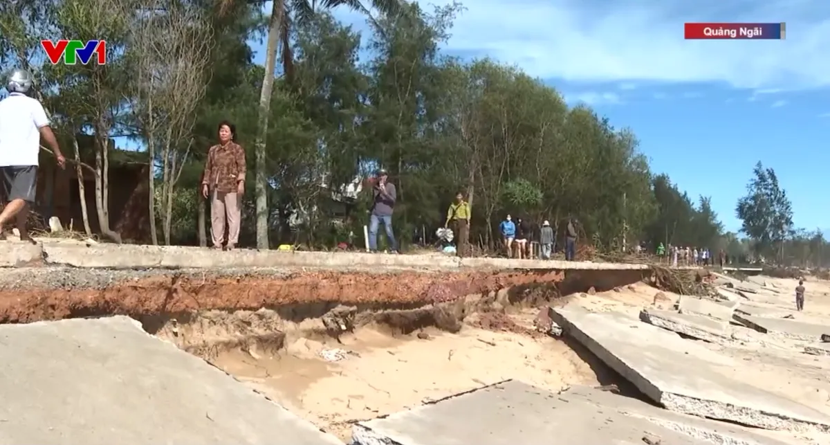 Lốc xoáy cuốn sập hàng chục nhà dân ven biển Quảng Ngãi, nhiều khu dân cư ngập sâu- Ảnh 2.