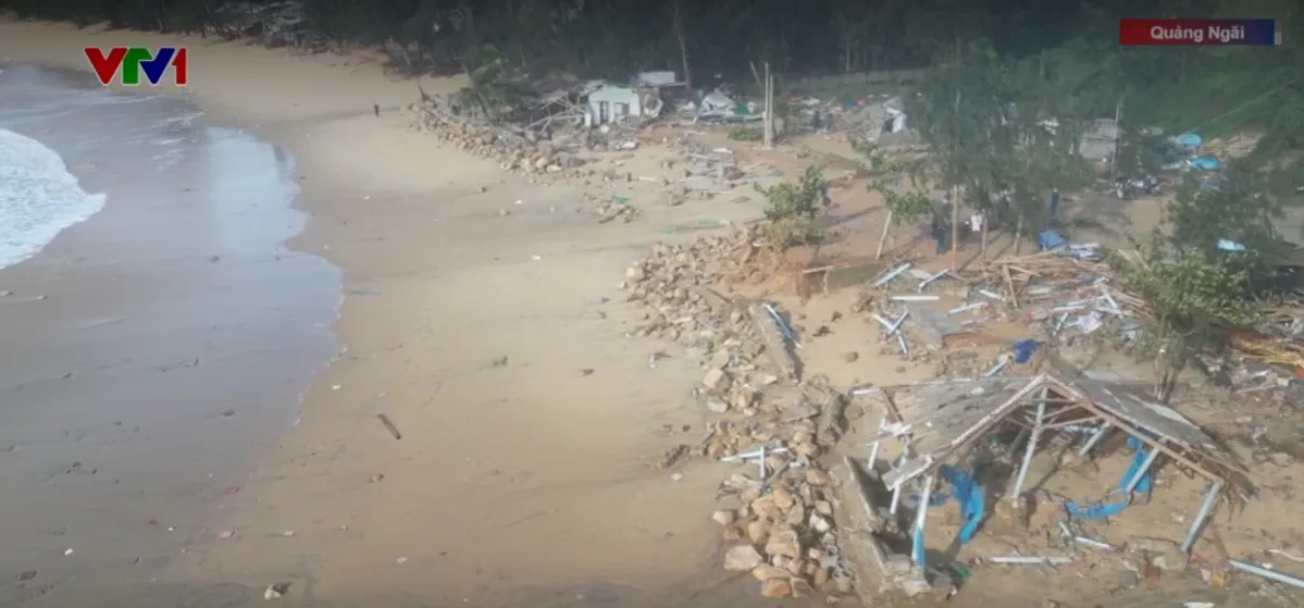 Lốc xoáy cuốn sập hàng chục nhà dân ven biển Quảng Ngãi, nhiều khu dân cư ngập sâu- Ảnh 3.