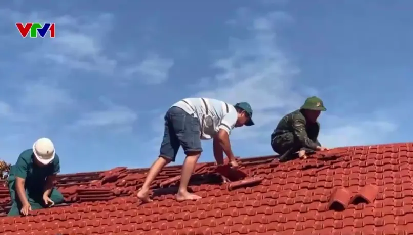 Lốc xoáy quét qua trong đêm, hơn 50 nhà dân Đà Nẵng hư hại - Ảnh 3.