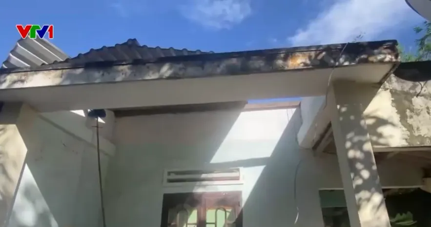Lốc xoáy quét qua trong đêm, hơn 50 nhà dân Đà Nẵng hư hại - Ảnh 2.