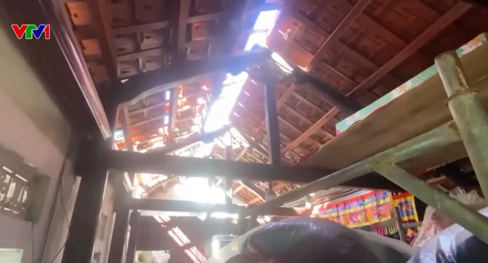 Lốc xoáy quét qua trong đêm, hơn 50 nhà dân Đà Nẵng hư hại - Ảnh 1.