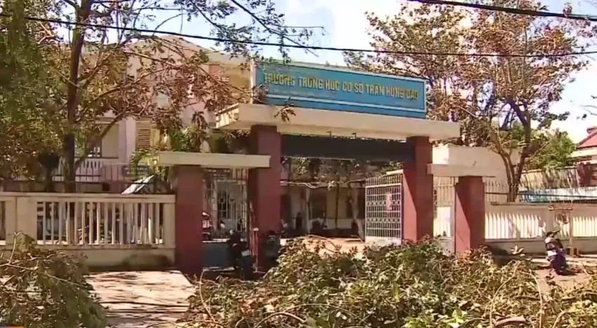 Gia Lai mất điện diện rộng, sóng liên lạc chập chờn sau bão số 13 - Ảnh 1.