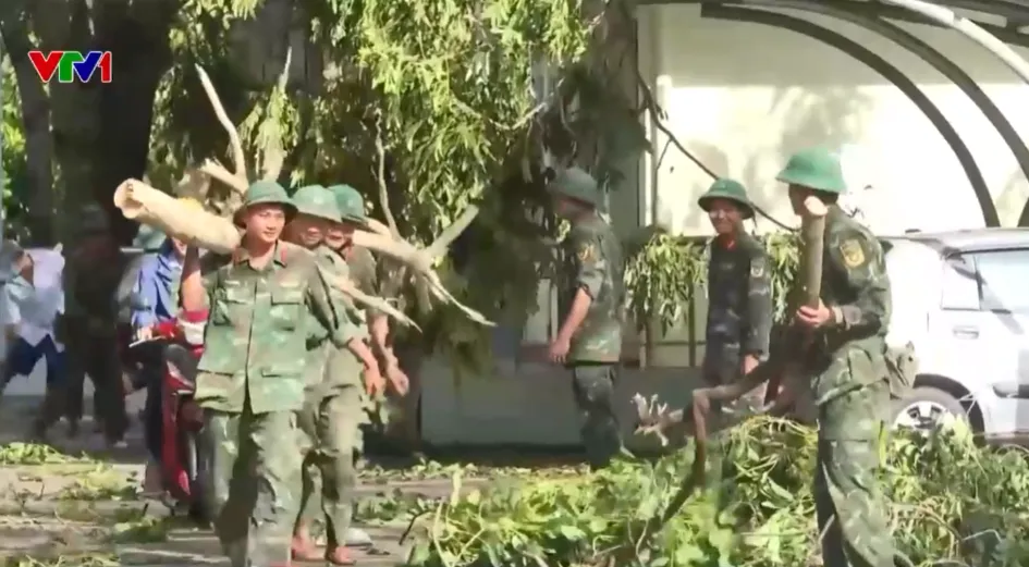 Gia Lai mất điện diện rộng, sóng liên lạc chập chờn sau bão số 13 - Ảnh 2.