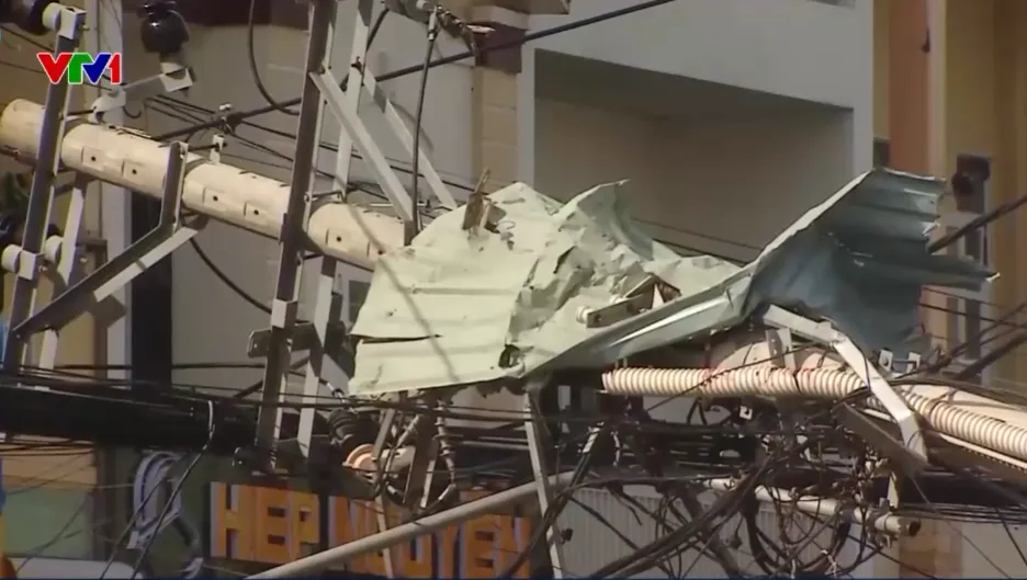 Gia Lai mất điện diện rộng, sóng liên lạc chập chờn sau bão số 13 - Ảnh 3.