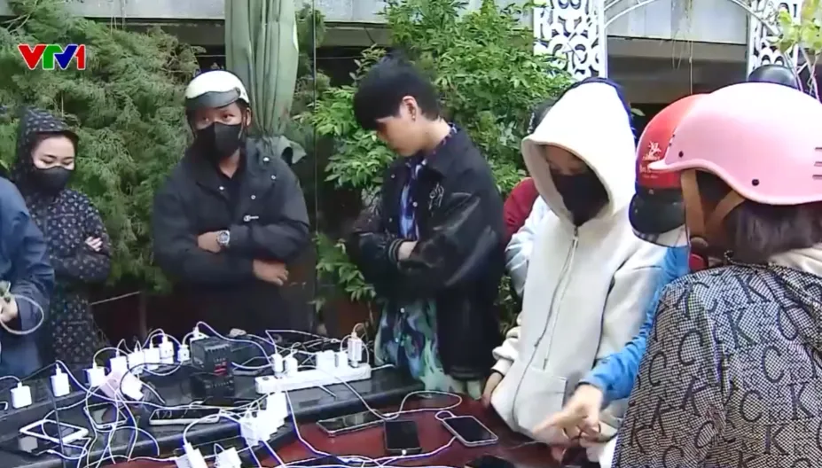 Gia Lai mất điện diện rộng, sóng liên lạc chập chờn sau bão số 13 - Ảnh 4.