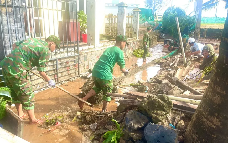 Cán bộ, chiến sĩ hỗ trợ người dân khắc phục hậu quả cơn bão số 13.