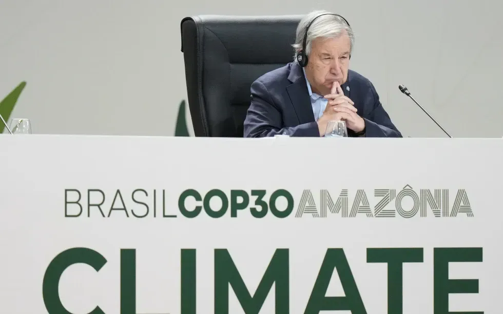 Tổng thư ký Liên hợp quốc António Guterres lắng nghe phát biểu của Tổng thống Brazil Lula da Silva tại Hội nghị COP30 ở Belem, ngày 6/11/2025. (Ảnh: AP)