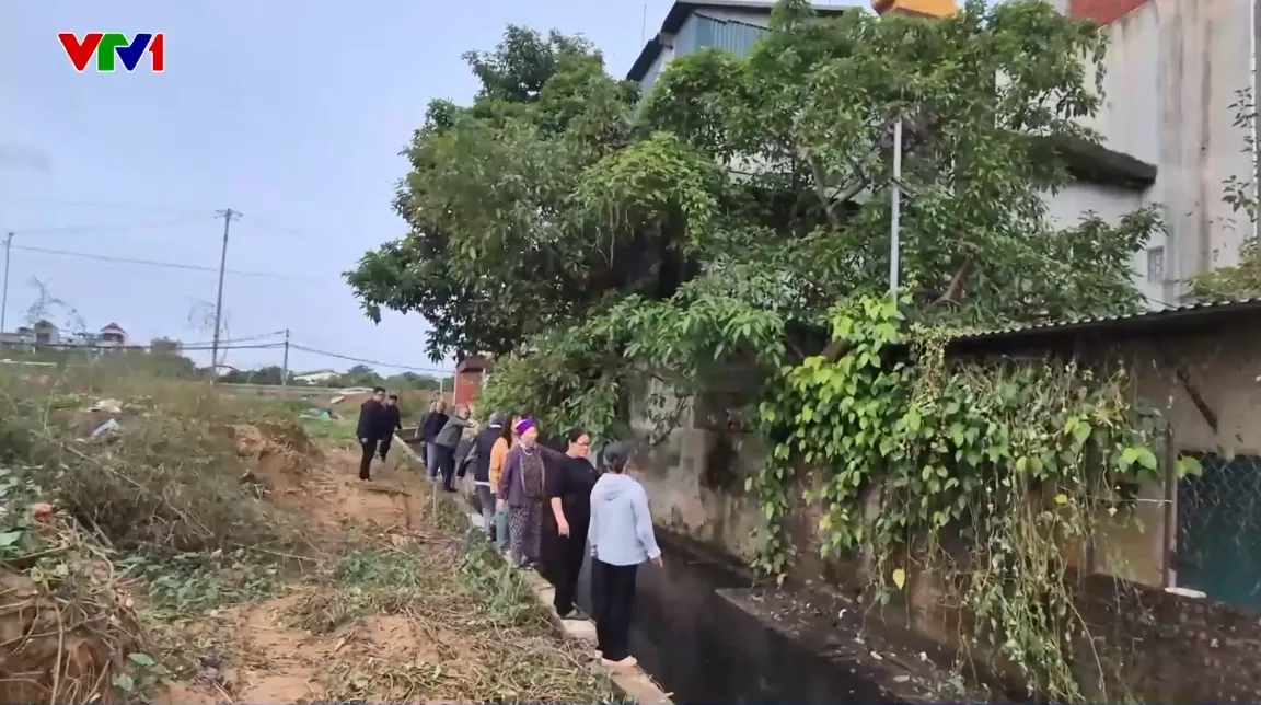 Hà Nội: Thi công Quốc lộ 1A lấp đường cống thoát nước, nước thải của người dân ứ tắc, bốc mùi - Ảnh 1.