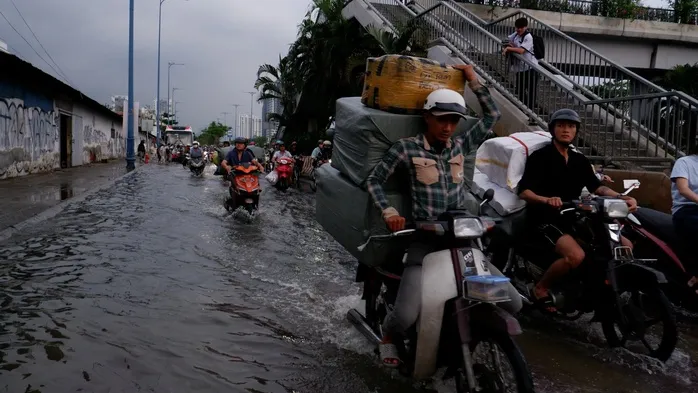 Triều cường tại TP Hồ Chí Minh vượt đỉnh lịch sử, nhiều khu vực ngập trong biển nước - Ảnh 1.