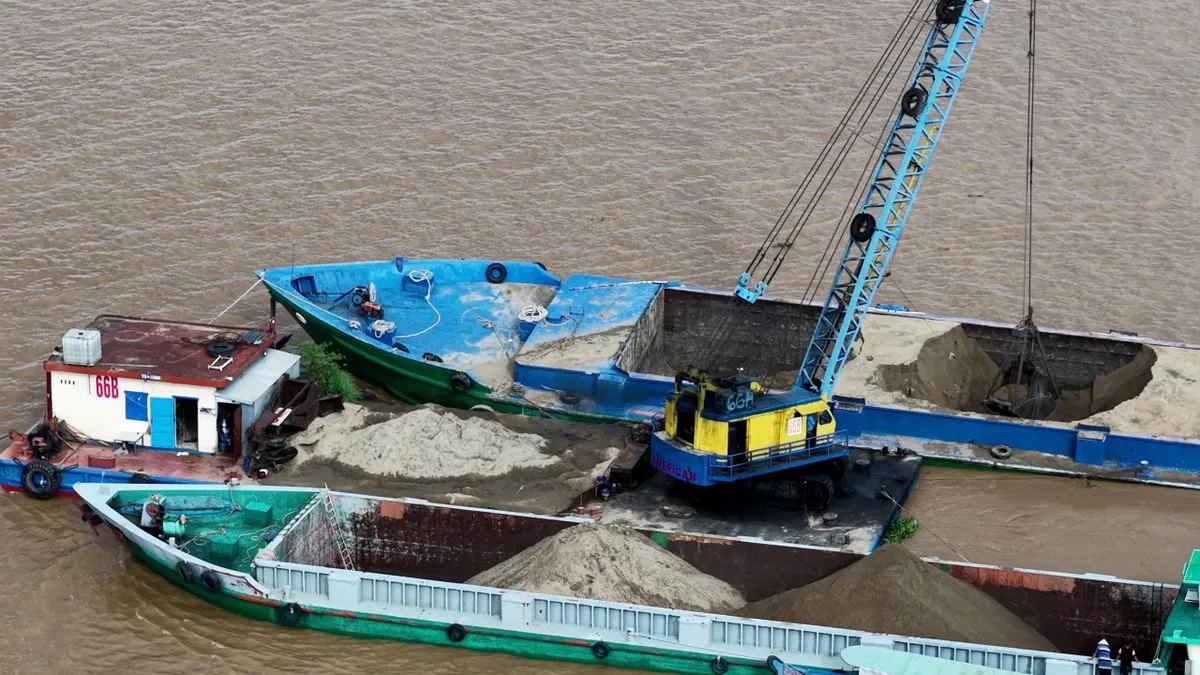 Liên ngành kiểm tra, xử lý vi phạm trên đường thủy nội địa - Ảnh 2.