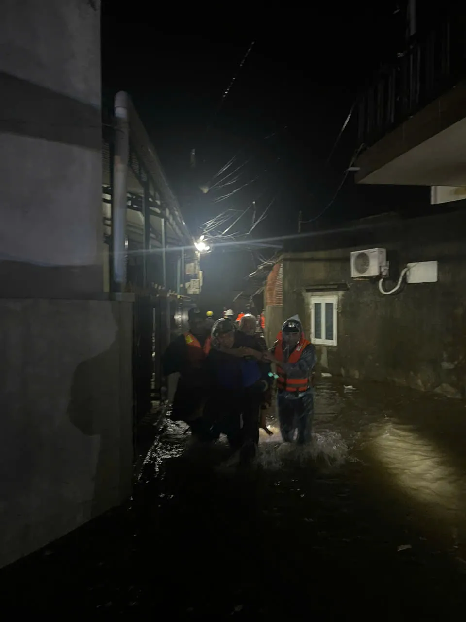 Quảng Ngãi: Nước biển dâng trong đêm tràn qua bờ kè, dân hối hả chạy sơ tán- Ảnh 1.