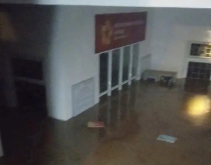 Nước dâng cao bất thường tại nhiều nơi ở tỉnh Đắk Lắk. Người dân kêu cứu trong đêm - Ảnh 4.