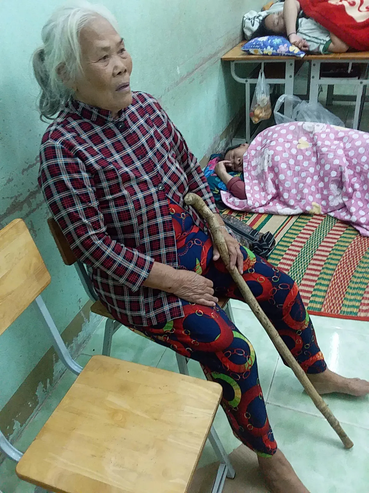 Quảng Ngãi: Nước biển dâng trong đêm tràn qua bờ kè, dân hối hả chạy sơ tán- Ảnh 2.