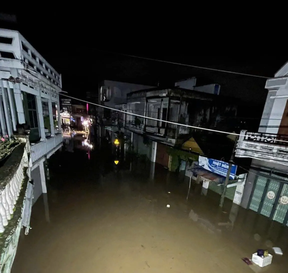 Nước dâng cao bất thường tại nhiều nơi ở tỉnh Đắk Lắk. Người dân kêu cứu trong đêm - Ảnh 2.