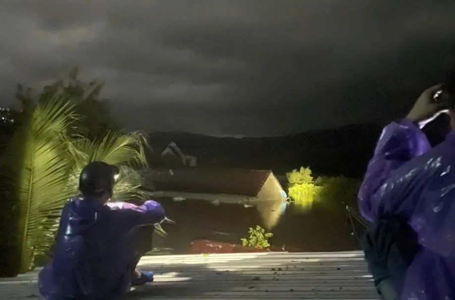 Nước dâng cao bất thường tại nhiều nơi ở tỉnh Đắk Lắk. Người dân kêu cứu trong đêm - Ảnh 3.