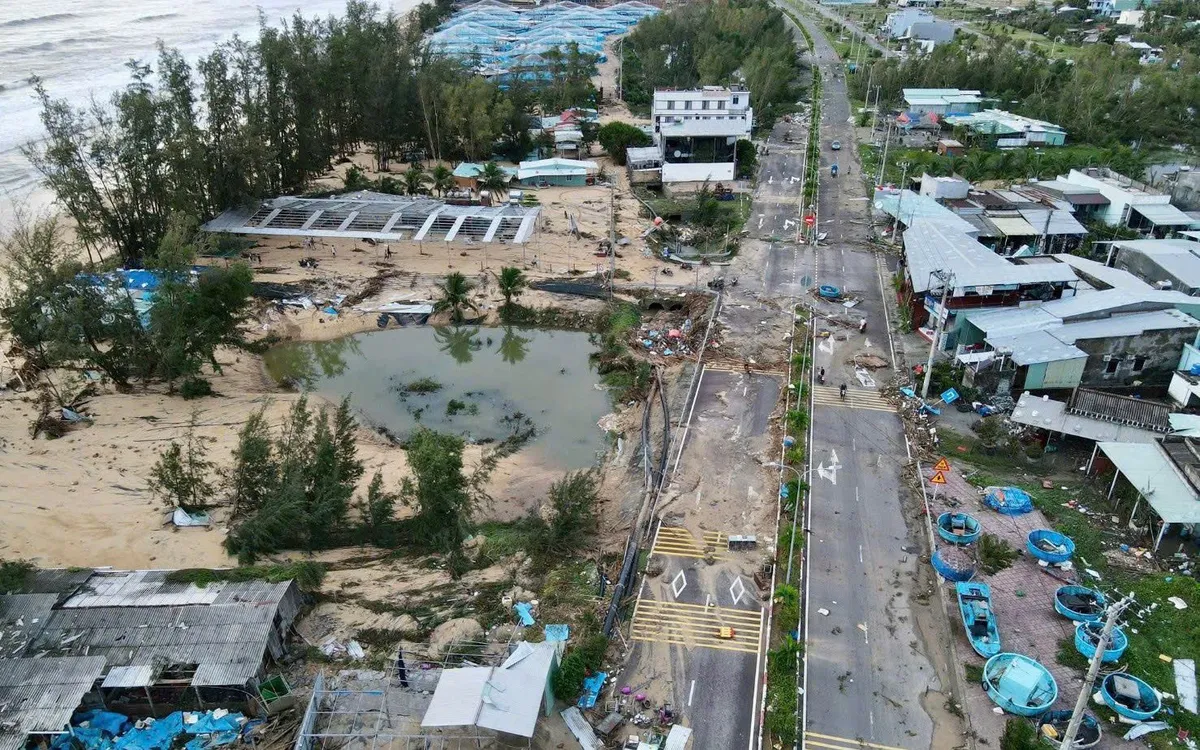 Hàng loạt ngôi nhà bị tốc mái.