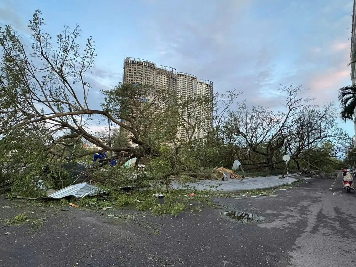 Gia Lai: 2 người tử vong, hơn 500 nhà bị sập, hơn 3.000 nhà tốc mái do bão số 13- Ảnh 1.
