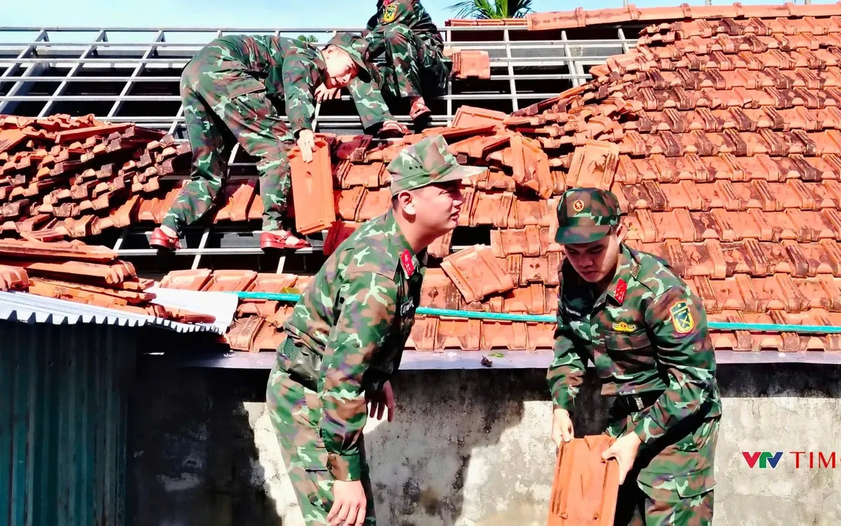 Nỗ lực hết mình để người dân sớm có mái nhà che mưa nắng.