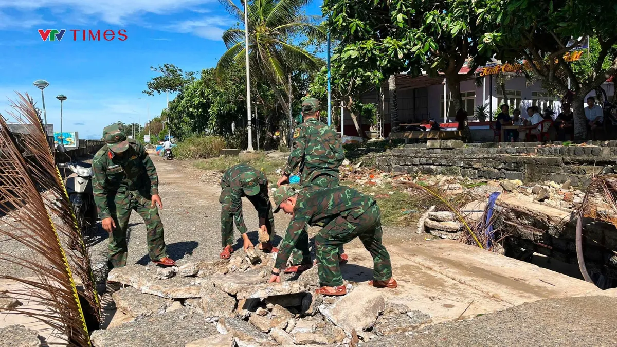 Quảng Ngãi: Cán bộ, chiến sĩ hỗ trợ người dân khắc phục hậu quả cơn bão số 13 - Ảnh 3.