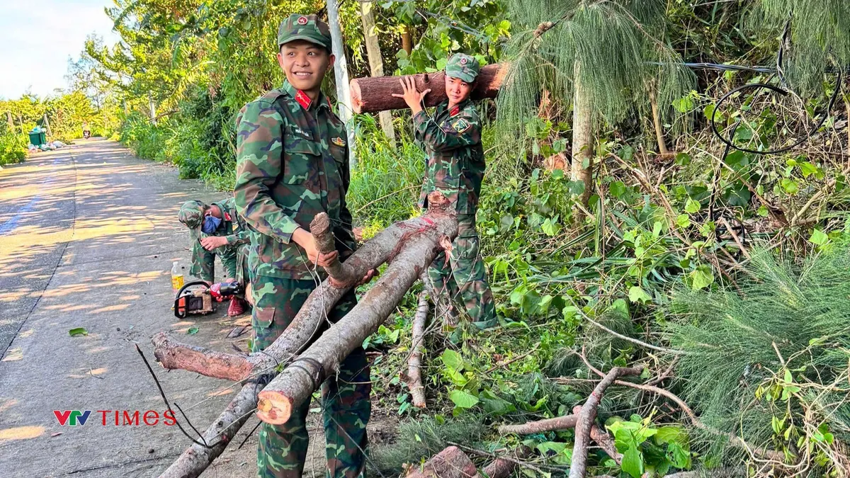 Quảng Ngãi: Cán bộ, chiến sĩ hỗ trợ người dân khắc phục hậu quả cơn bão số 13 - Ảnh 5.