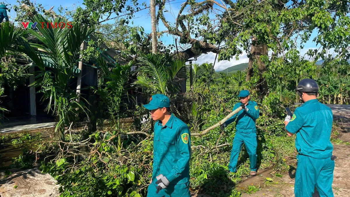Quảng Ngãi: Cán bộ, chiến sĩ hỗ trợ người dân khắc phục hậu quả cơn bão số 13 - Ảnh 2.