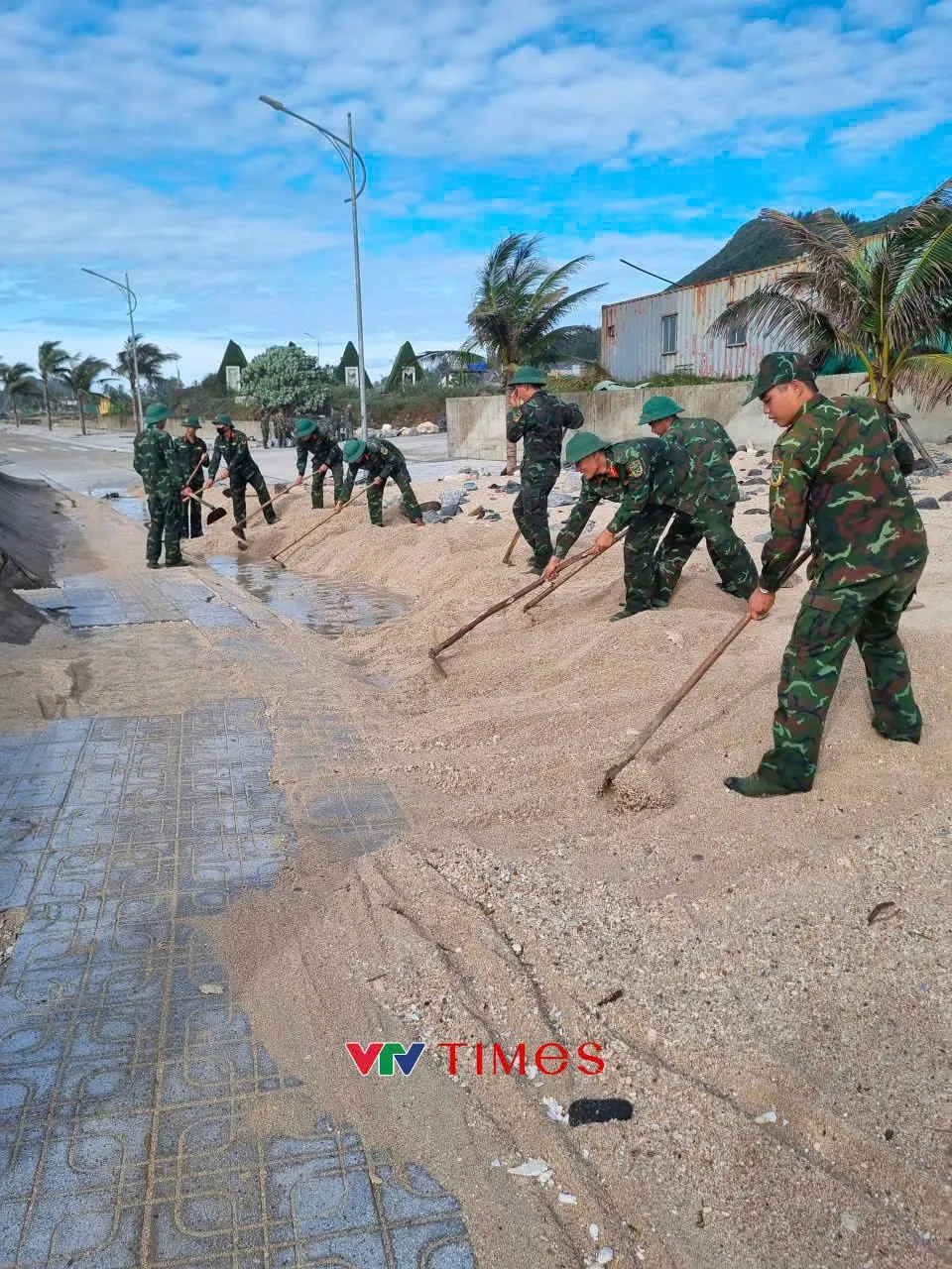 Quảng Ngãi: Cán bộ, chiến sĩ hỗ trợ người dân khắc phục hậu quả cơn bão số 13 - Ảnh 4.