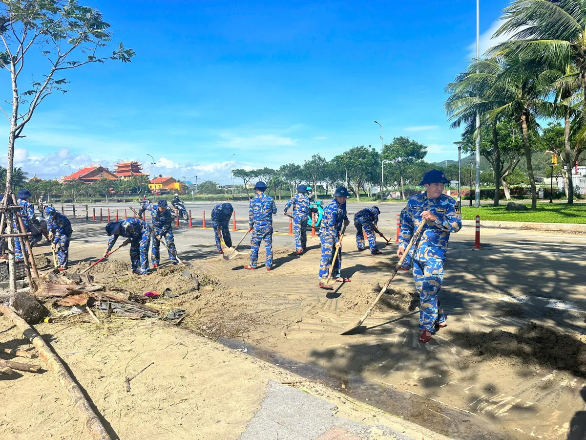 Bộ đội Hải quân ra quân dọn dẹp, khắc phục hậu quả bão số 13 tại Đà Nẵng - Ảnh 1.