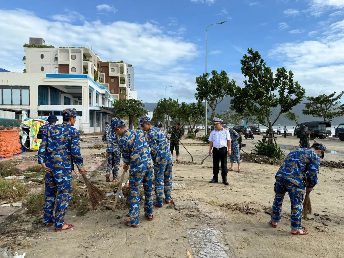 Bộ đội Hải quân ra quân dọn dẹp, khắc phục hậu quả bão số 13 tại Đà Nẵng - Ảnh 2.