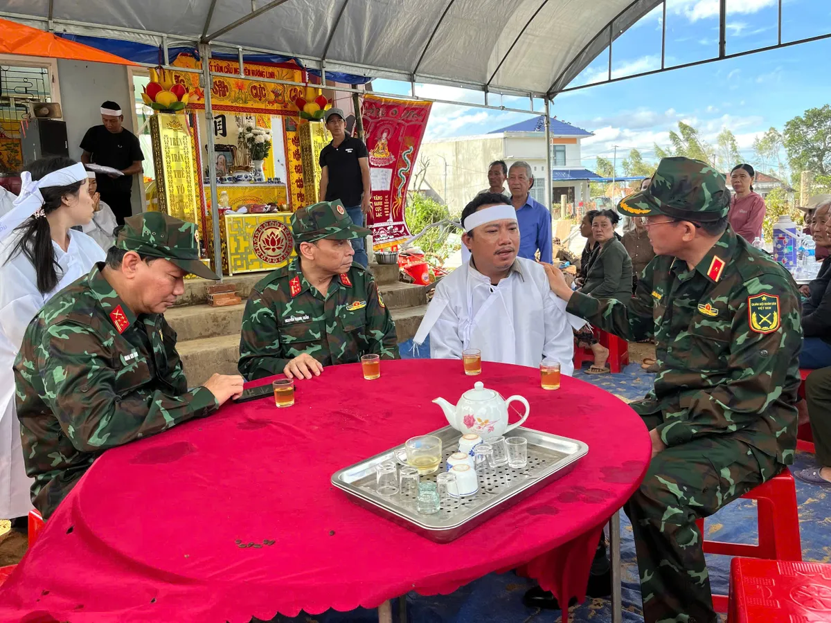 Chia sẻ mất mát với người thân của gia đình các nạn nhân do bão tại Gia Lai - Ảnh 1.