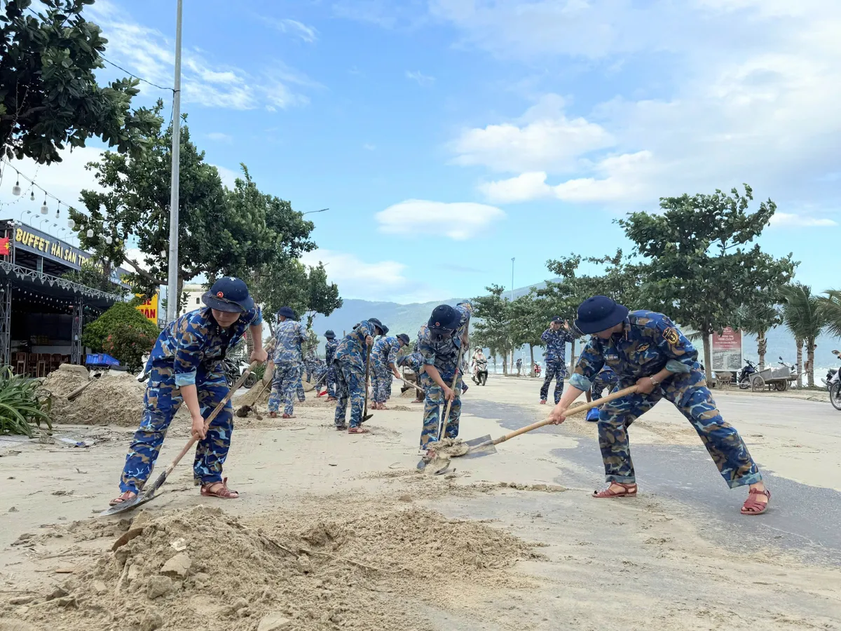 Bộ đội Hải quân ra quân dọn dẹp, khắc phục hậu quả bão số 13 tại Đà Nẵng - Ảnh 3.