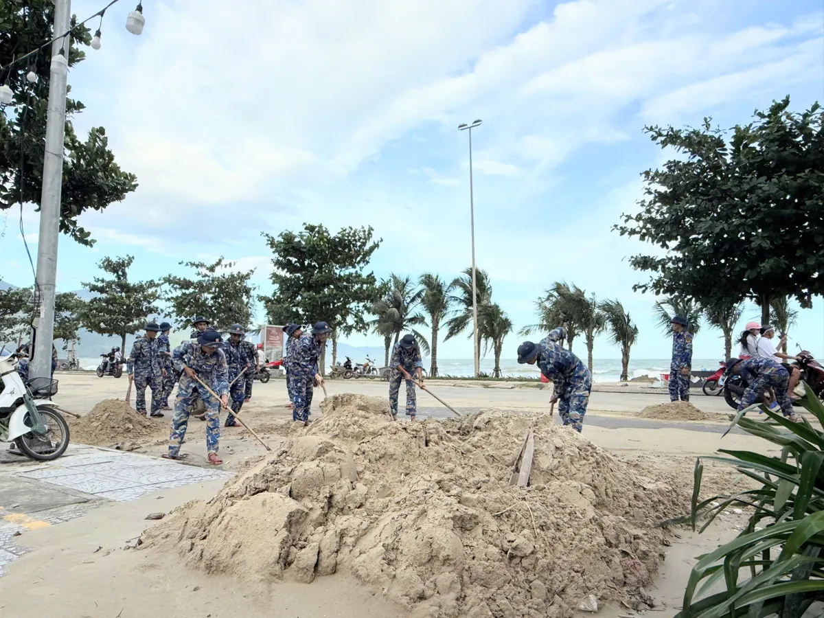 Bộ đội Hải quân ra quân dọn dẹp, khắc phục hậu quả bão số 13 tại Đà Nẵng - Ảnh 5.